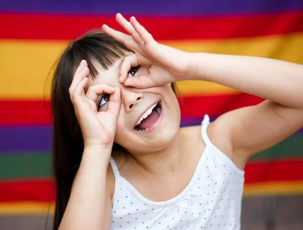 Ragazza carina sta tenendo il viso stupito — Foto Stock