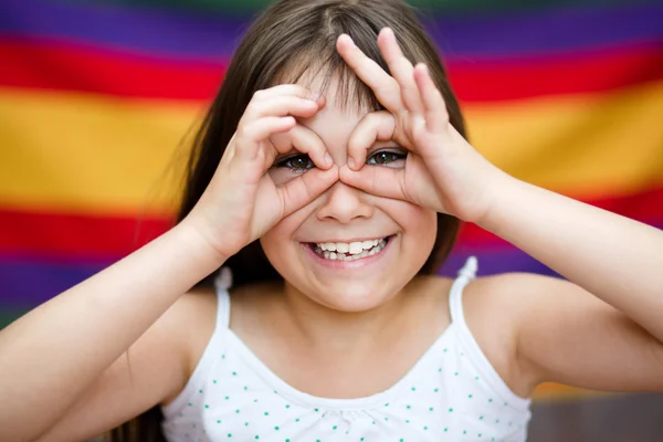 Fille mignonne tient son visage dans l'étonnement — Photo