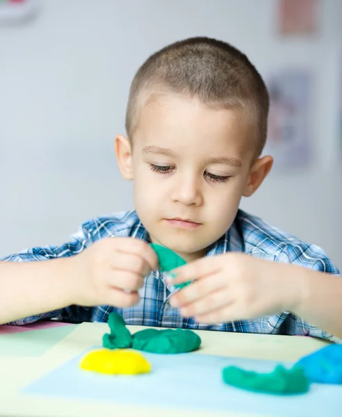 Chico jugando con el color jugar masa — Foto de Stock