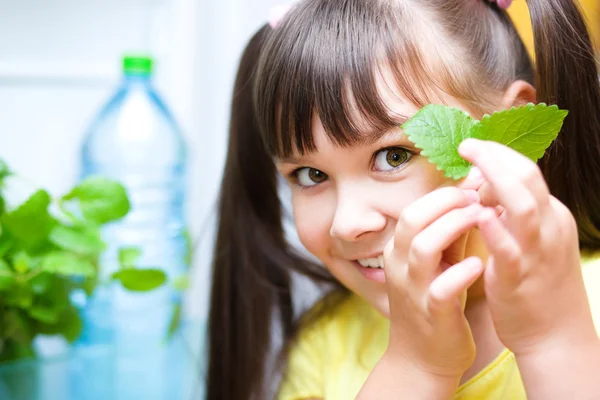 Ragazza che tiene foglie di menta — Foto Stock