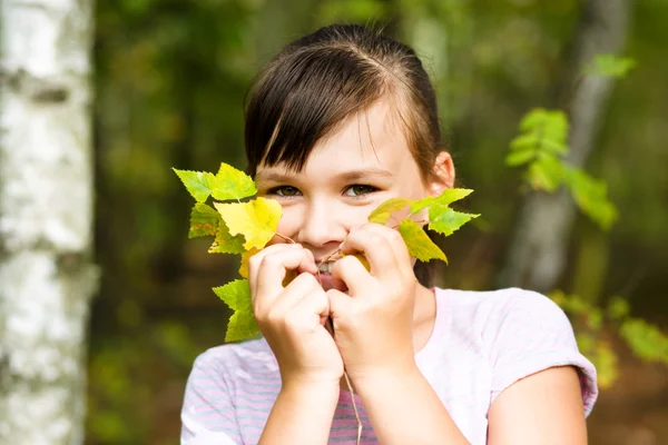 Ritratto di una bambina nel parco autunnale — Foto Stock