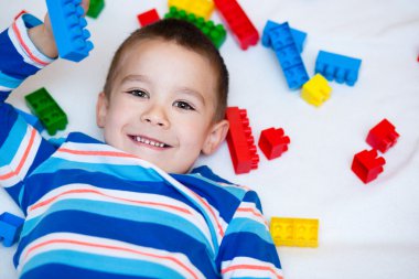 çocuk yapı taşları ile oynuyor