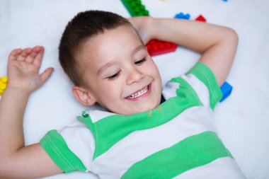 çocuk yapı taşları ile oynuyor