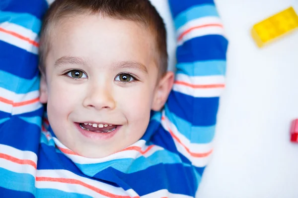 Jongen speelt met bouwstenen — Stockfoto