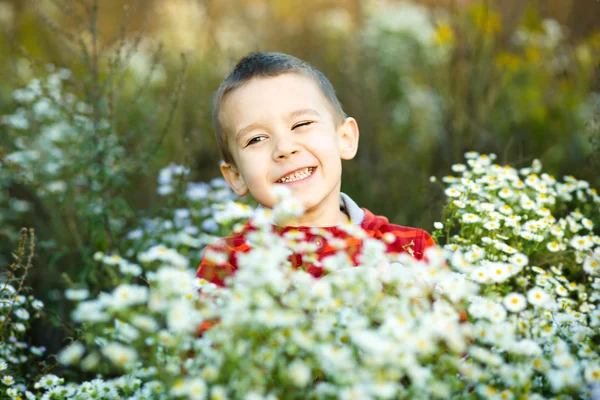 Porträt eines kleinen Jungen im Park — Stockfoto