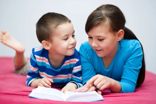 Niños está leyendo libro —  Fotos de Stock