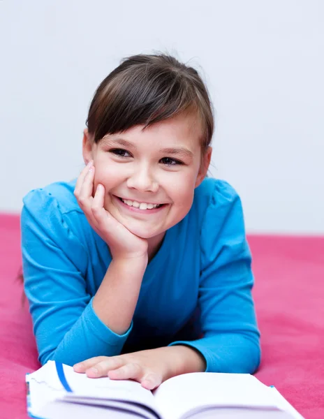 La bambina sta leggendo un libro — Foto Stock