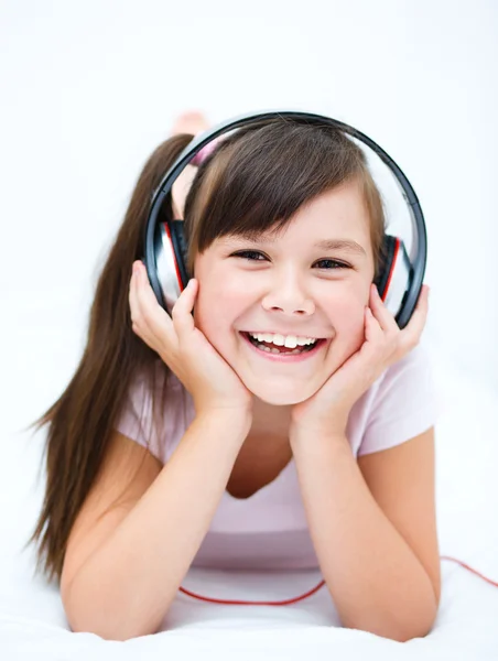 Meisje is genieten van muziek met behulp van de hoofdtelefoon — Stockfoto