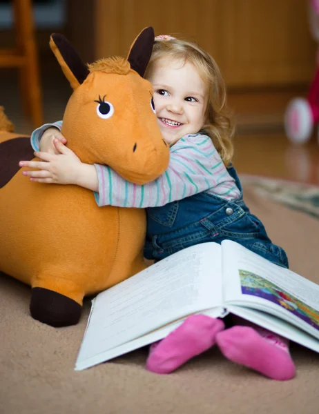 Klein meisje lezen boek — Stockfoto