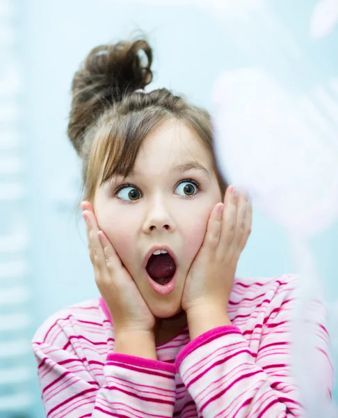 Girl brushes her teeth — Stock Photo, Image