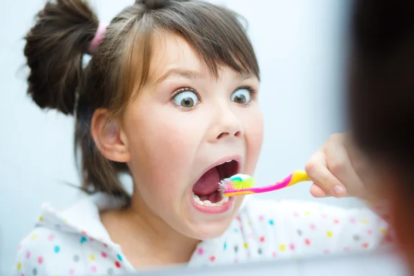 Chica cepilla sus dientes — Foto de Stock