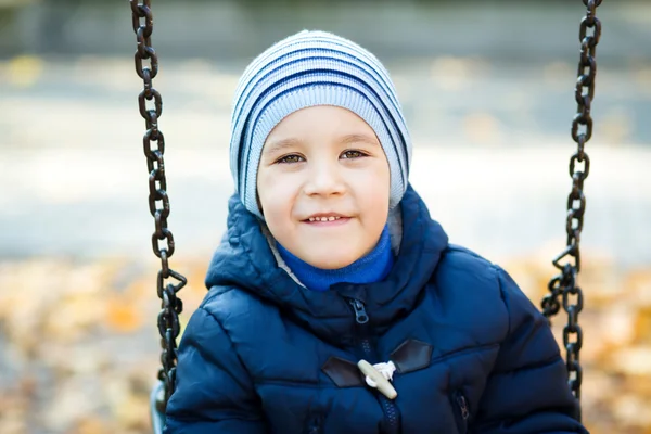 Kleiner Junge spielt auf Spielplatz — Stockfoto