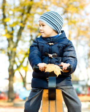 küçük çocuk oyun oynuyor