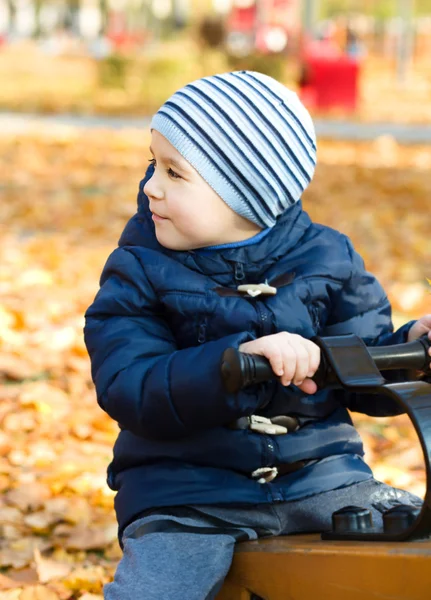 Kleiner Junge spielt auf Spielplatz — Stockfoto