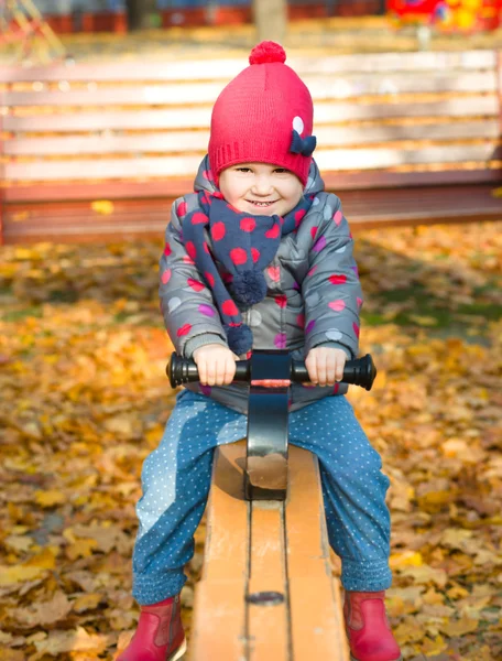 Kleines Mädchen spielt auf Spielplatz — Stockfoto