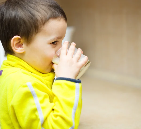 Netter kleiner Junge mit einem Glas Milch — Stockfoto