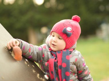 küçük kız oyun oynuyor