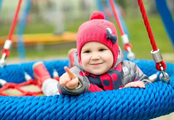 Mała dziewczynka bawi się na plac zabaw dla dzieci — Zdjęcie stockowe