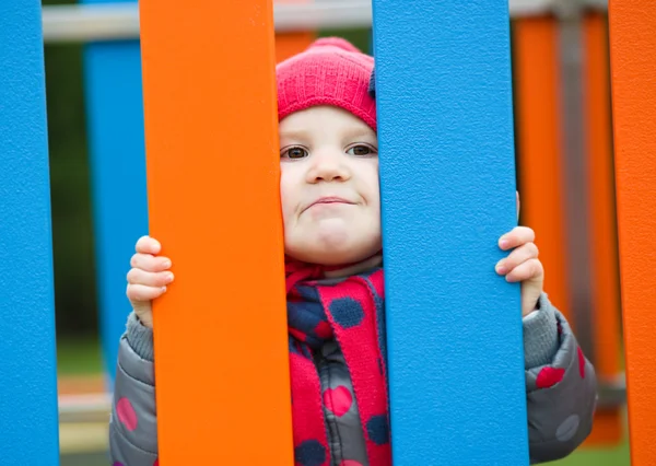 Mała dziewczynka bawi się na plac zabaw dla dzieci — Zdjęcie stockowe