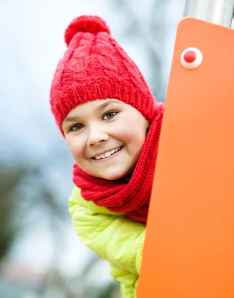 Meisje speelt op speelplaats — Stockfoto