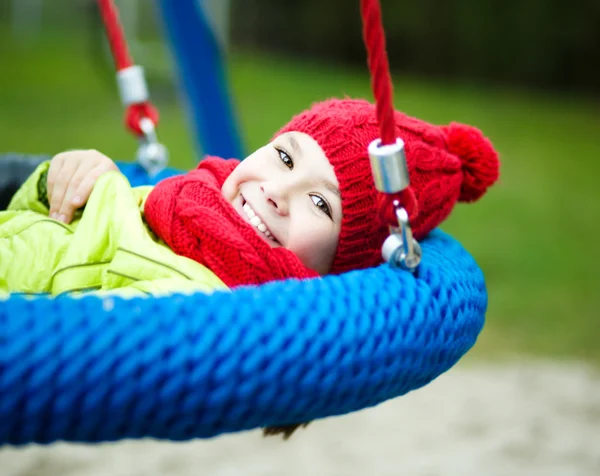 Mädchen spielt auf Spielplatz — Stockfoto