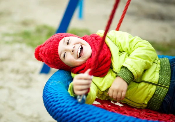 Mädchen spielt auf Spielplatz — Stockfoto