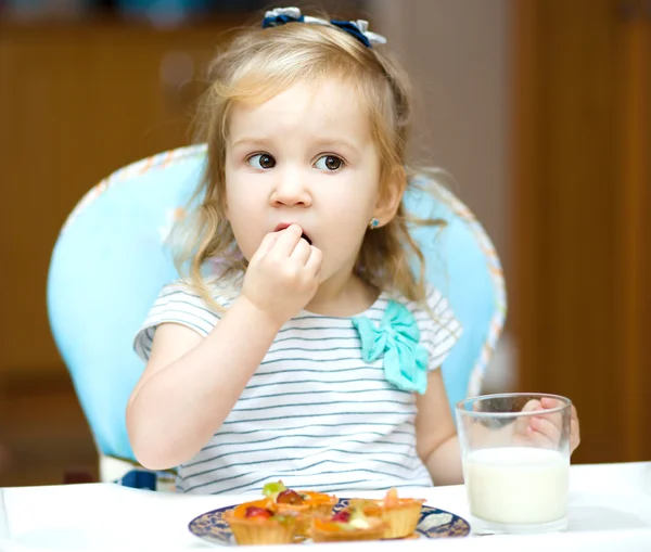 Cute little girl with a glass of milk — Stock Photo, Image