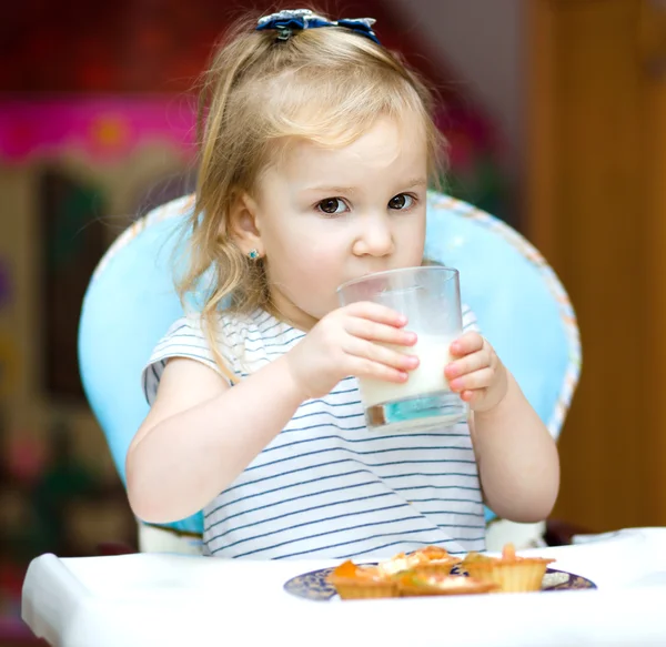 Schattig klein meisje met een glas melk — Stockfoto