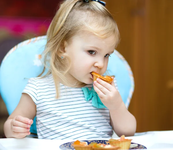 Niña está comiendo pastel —  Fotos de Stock