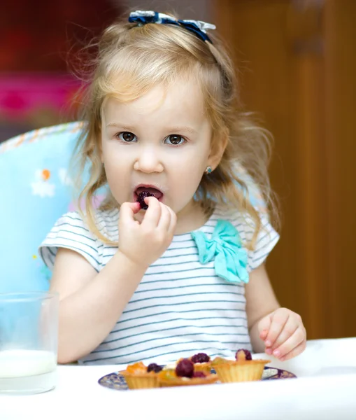 Liten flicka äter tårta — Stockfoto