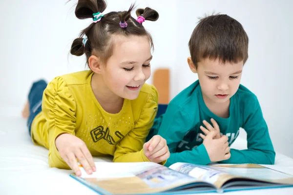 Дети читают книгу — стоковое фото