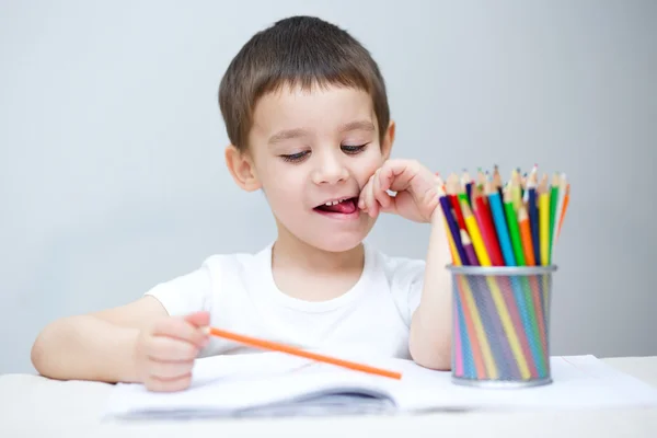 Kleine jongen houdt kleur potloden — Stockfoto