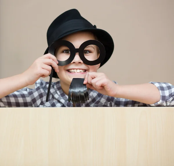 Ragazza divertente con barba finta e occhiali — Foto Stock