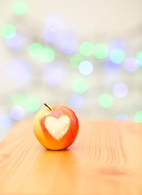 elma ahşap arka plan üzerinde kalp şeklinde