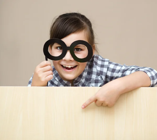 Menina engraçada com óculos falsos — Fotografia de Stock