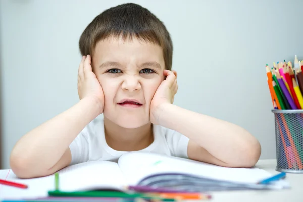 Liten pojke håller färgpennor — Stockfoto