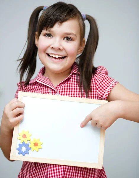 Leuk meisje houdt lege banner — Stockfoto