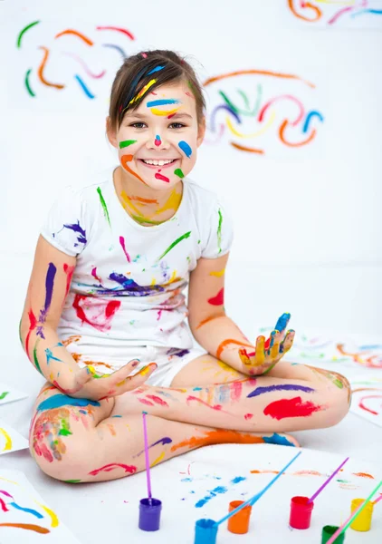 Menina bonito brincando com tintas — Fotografia de Stock