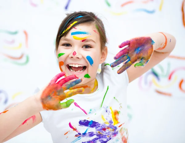 Menina bonito brincando com tintas — Fotografia de Stock