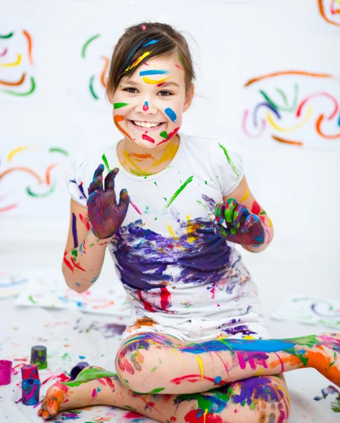 Menina bonito brincando com tintas — Fotografia de Stock