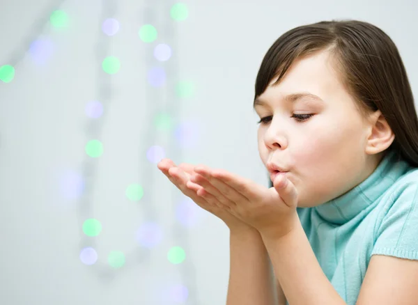 Meisje houdt haar gezicht in verbazing — Stockfoto