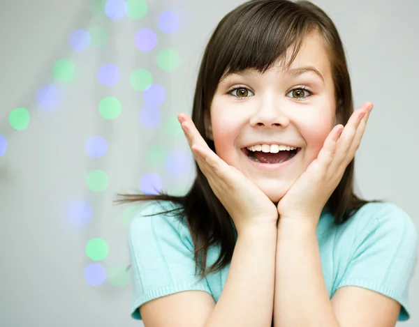 Ragazza è tenendo il suo volto in stupore — Foto Stock