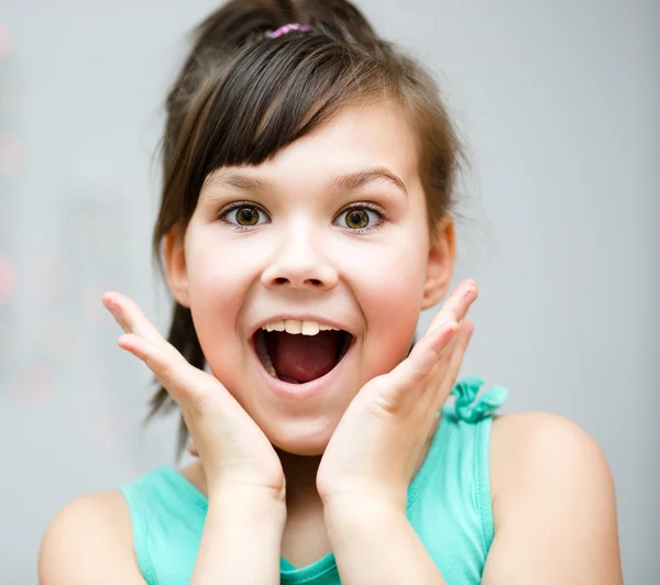 Girl is holding her face in astonishment — Stock Photo, Image