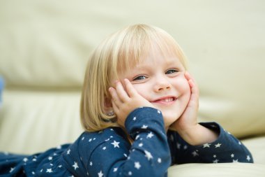 küçük bir kız hayal ediyor