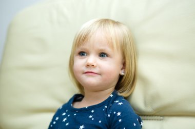 küçük bir kız hayal ediyor