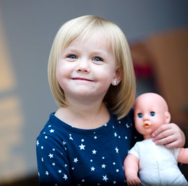 küçük bir kız hayal ediyor