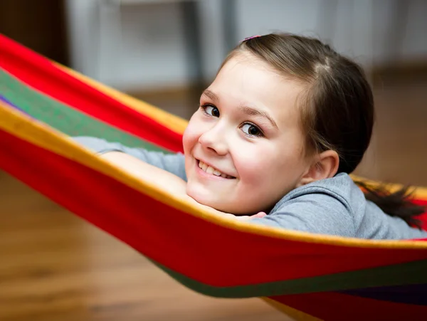 Leuk meisje houdt haar gezicht in verbazing — Stockfoto