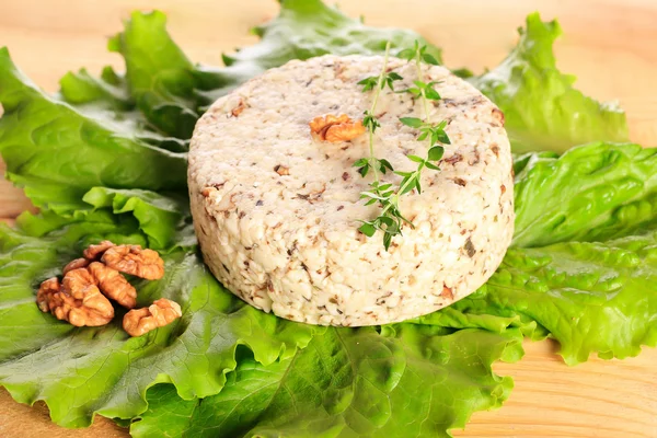 Queso fresco, verduras con nueces sobre tabla de madera — Foto de Stock