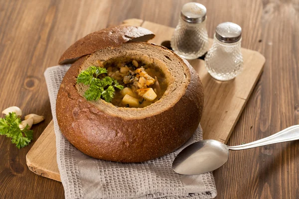 Taze bezelye çorbası ekmek kase bir ahşap desck üzerinde
