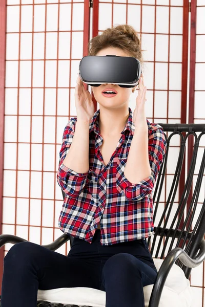Ragazza ottenere esperienza utilizzando VR-cuffie occhiali di realtà virtuale — Foto Stock